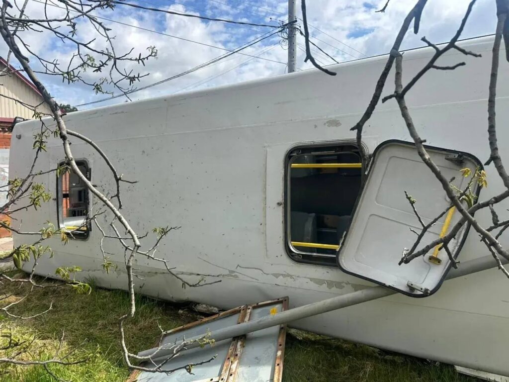 Автобус опрокинулся в результате ДТП в Краснодаре