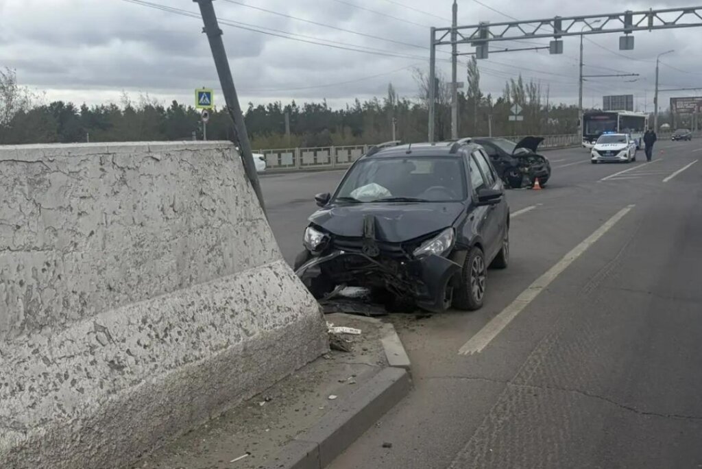 «Проехал на красный»: «Хонда» и «Лада» столкнулись на перекрестке в Волгограде