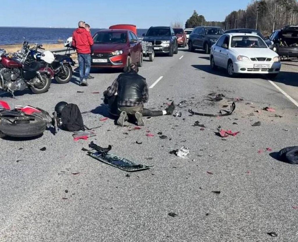 Автомобиль и мотоцикл столкнулись в Ленобласти