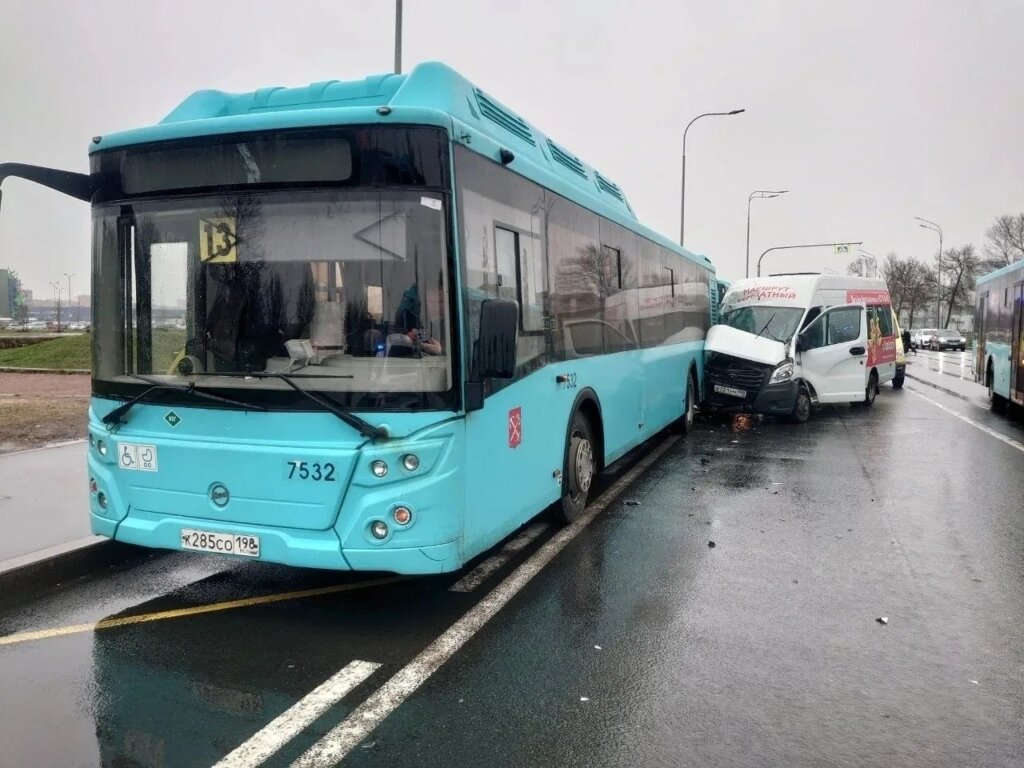 «Случился инсульт»: микроавтобус врезался в два автобуса на Пулковском шоссе в Петербурге