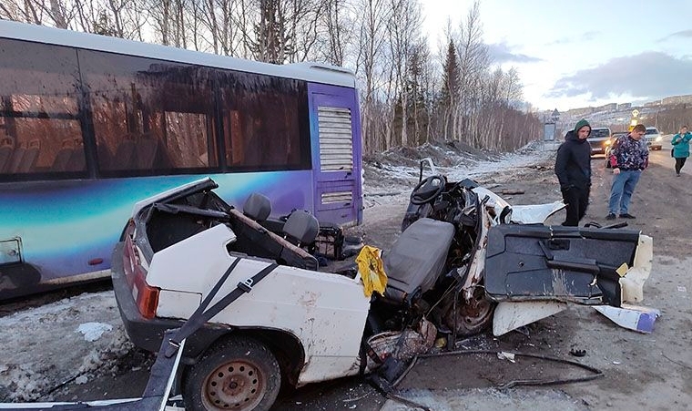 «Внезапно оборвался трос»: в Мурманской области «Лада» с подростками столкнулась с автобусом