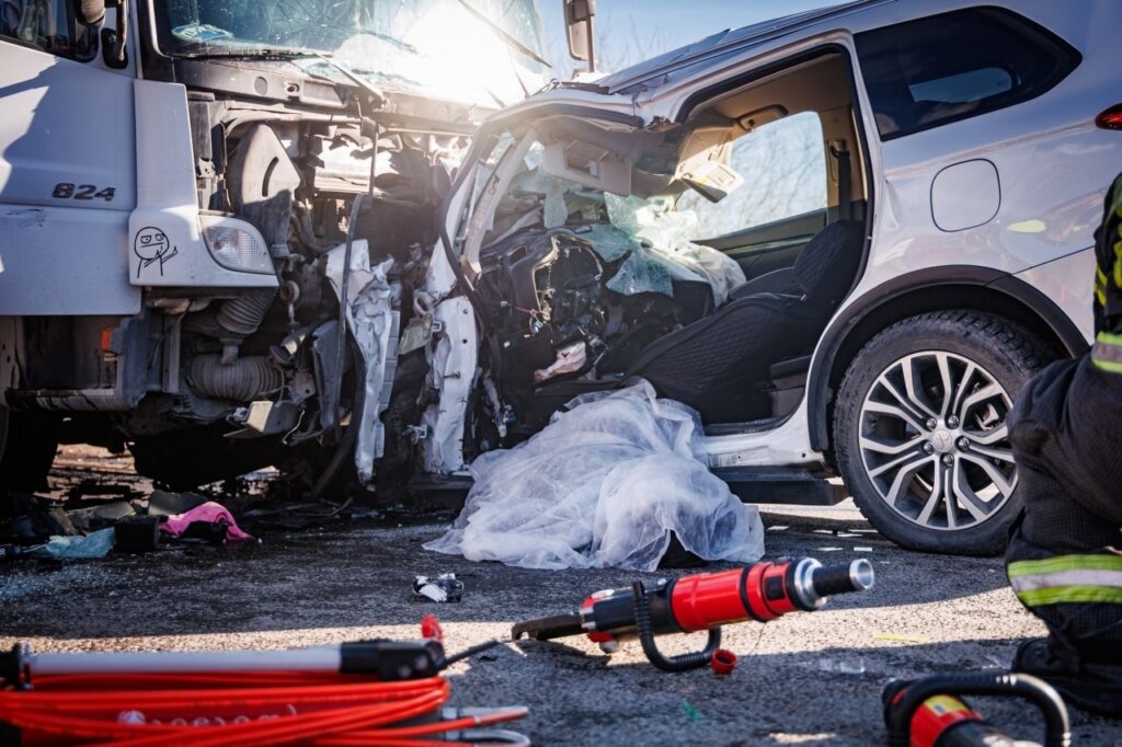 В Барнауле Mitsubishi Outlander выехал на встречную полосу и лоб в лоб столкнулся с грузовиком