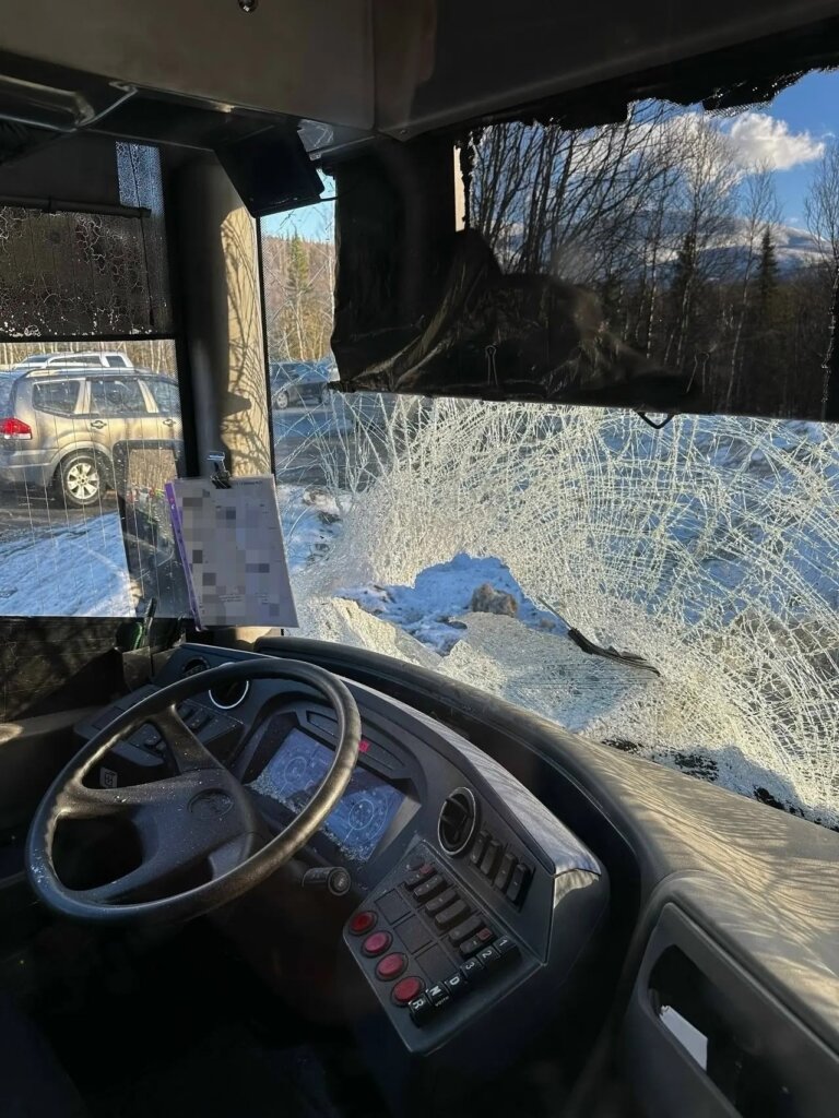 «Внезапно оборвался трос»: в Мурманской области «Лада» с подростками столкнулась с автобусом