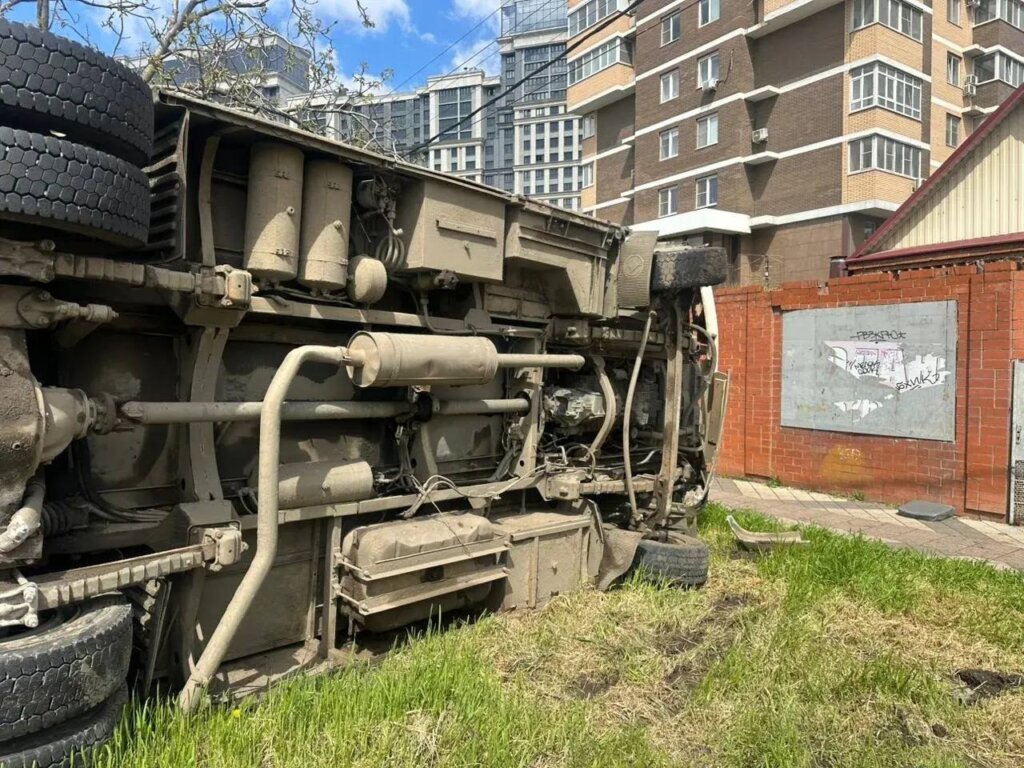 Автобус опрокинулся в результате ДТП в Краснодаре