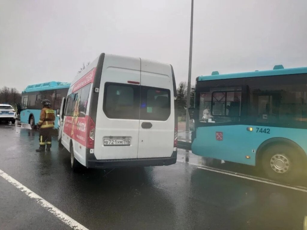 «Случился инсульт»: микроавтобус врезался в два автобуса на Пулковском шоссе в Петербурге