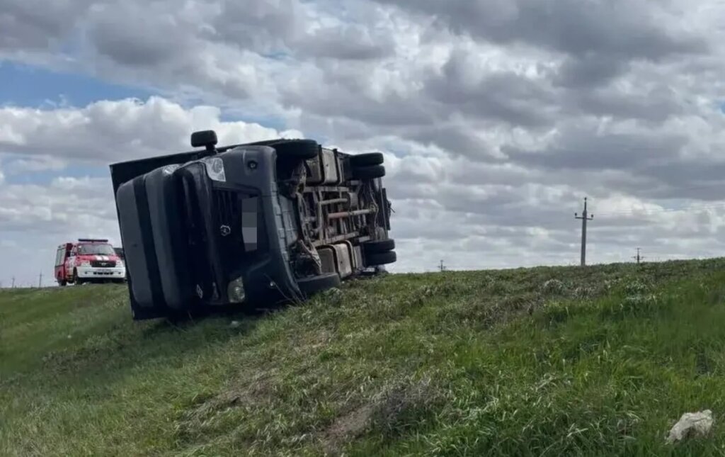 Под Самарой ураганный ветер сдул с дороги «Газель» с прицепом