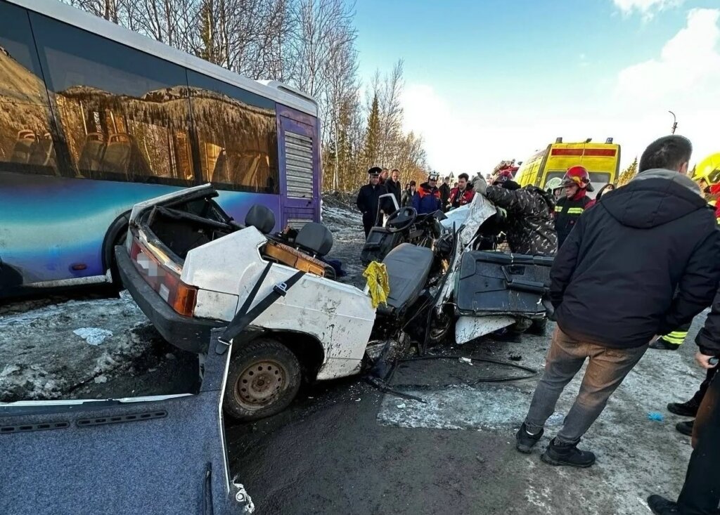«Внезапно оборвался трос»: в Мурманской области «Лада» с подростками столкнулась с автобусом