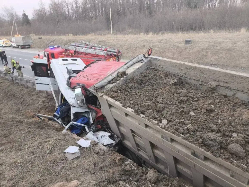 Грузовой автомобиль и микроавтобус лоб в лоб столкнулись на трассе А-180 &laquo;Нарва&raquo;