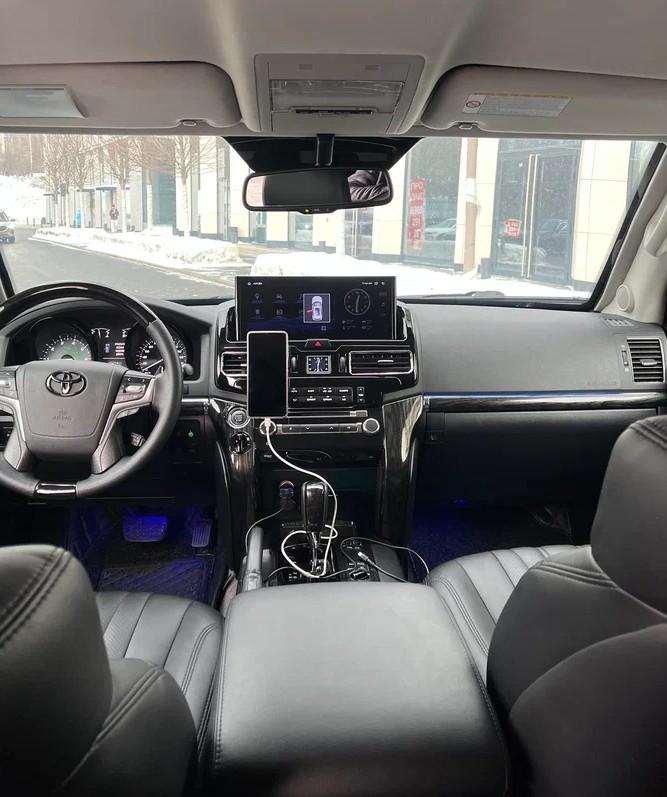 В Москве всего за 9 миллионов рублей продают бронированный Toyota Land Cruiser