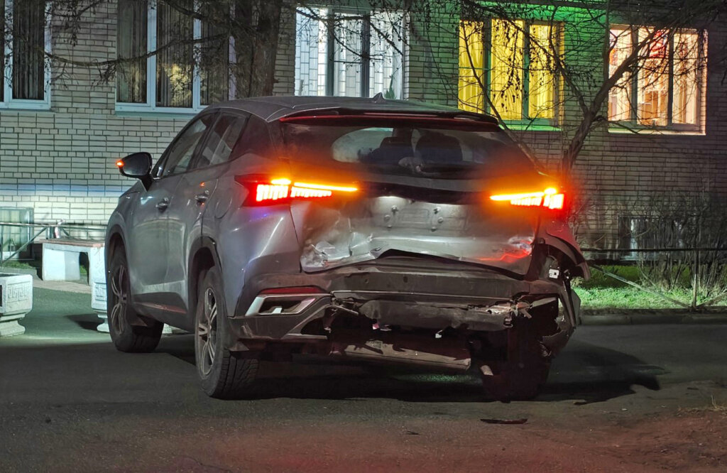 В Красном Селе пьяный водитель столкнулся с попутным автомобилем и пытался скрыться