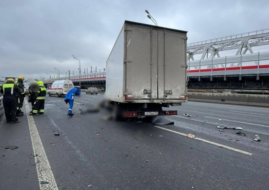 «ГАЗель» на полном ходу врезалась в Jaguar на СВХ в Москве: погибли парень и девушка