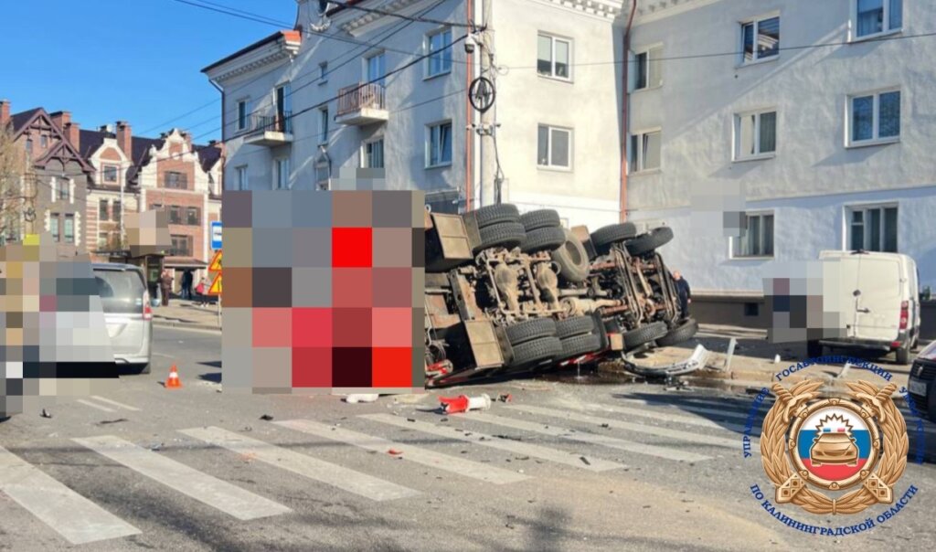 В Калининграде пожарная машина столкнулась с двумя автомобилями и опрокинулась