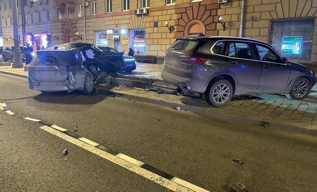 «Курьеру оторвало голову»: пьяная женщина устроила массовое ДТП на Садовом кольце в Москве