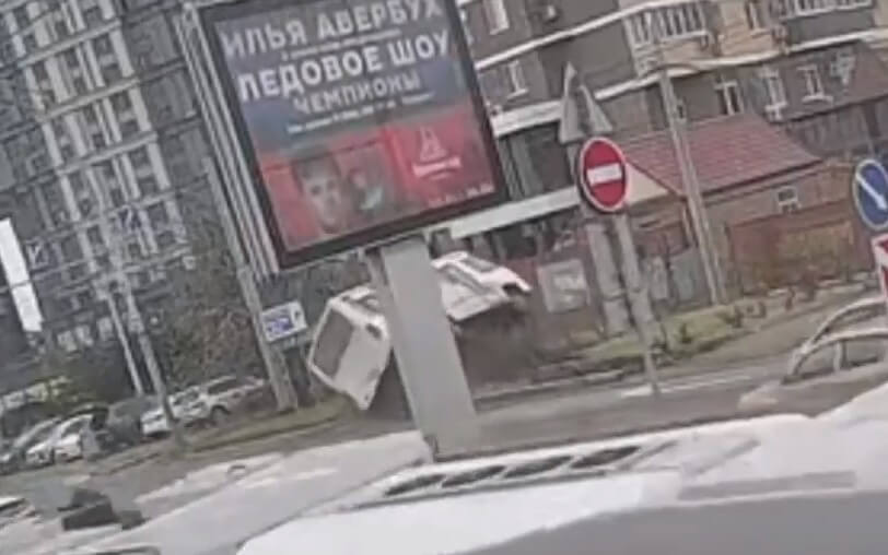 Автобус опрокинулся в результате ДТП в Краснодаре