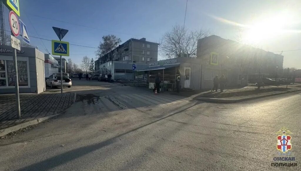 «Отвлеклись на покупки»: ребенок попал под колеса автомобиля в Омске