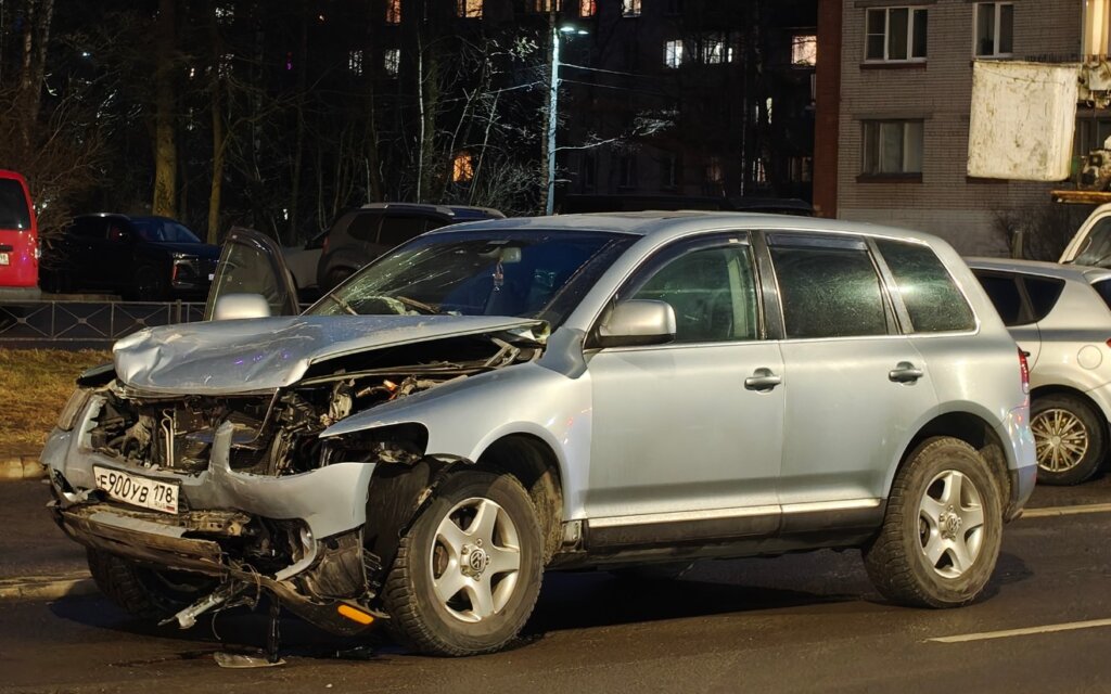 В Красном Селе пьяный водитель столкнулся с попутным автомобилем и пытался скрыться