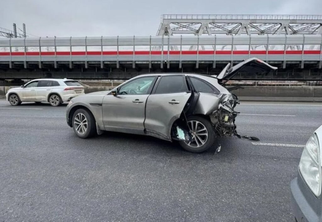 «ГАЗель» на полном ходу врезалась в Jaguar на СВХ в Москве: погибли парень и девушка