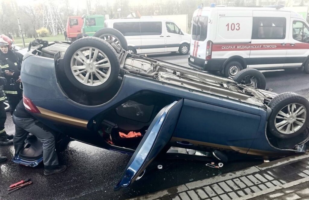 Такси перевернулось от столкновения с электрокаром Tesla в Минске