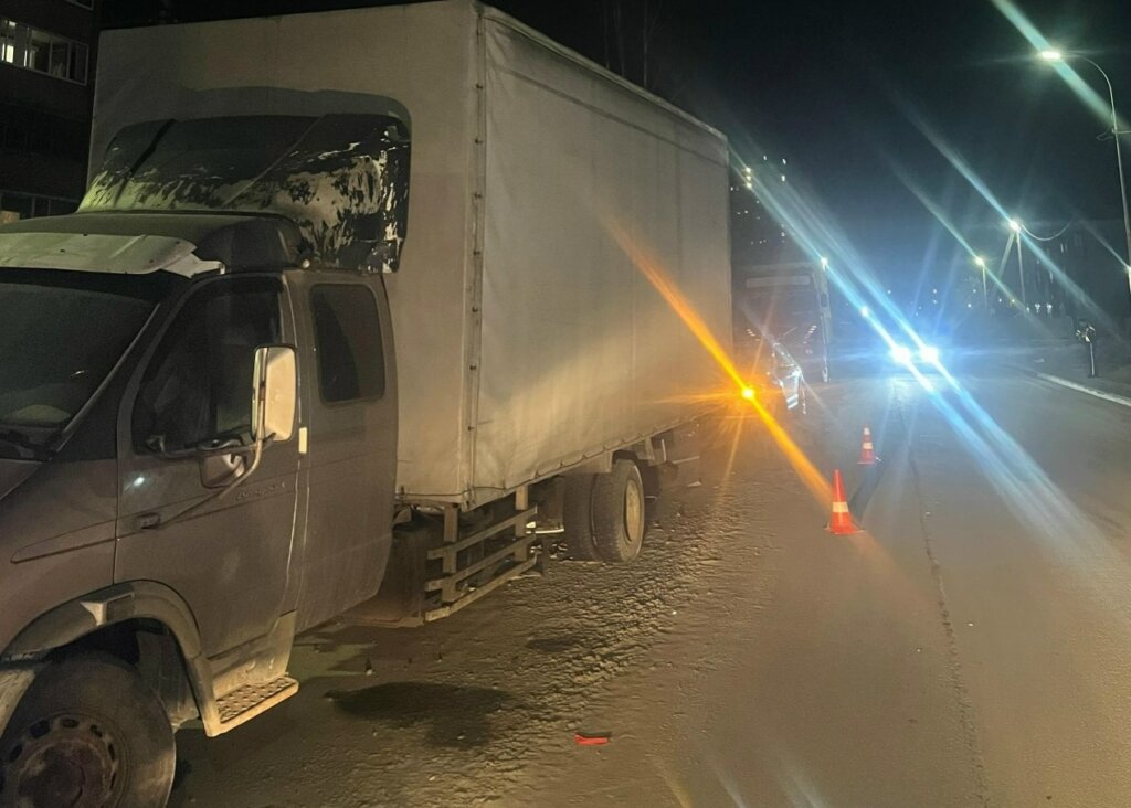 В Петрозаводске пьяный водитель врезался в два припаркованных грузовика