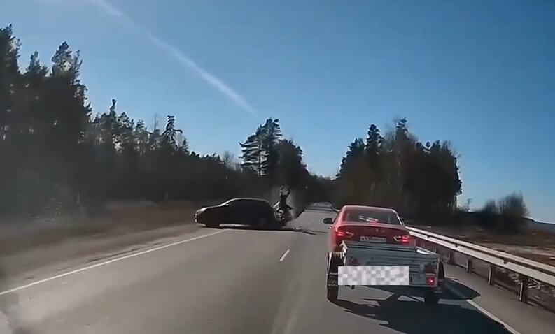 Автомобиль и мотоцикл столкнулись в Ленобласти