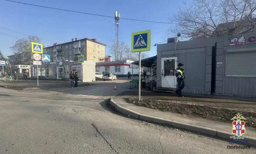 «Отвлеклись на покупки»: ребенок попал под колеса автомобиля в Омске