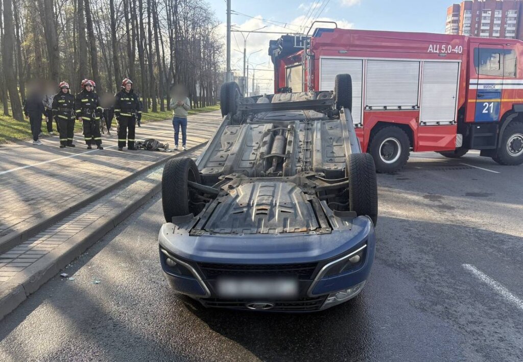Такси перевернулось от столкновения с электрокаром Tesla в Минске