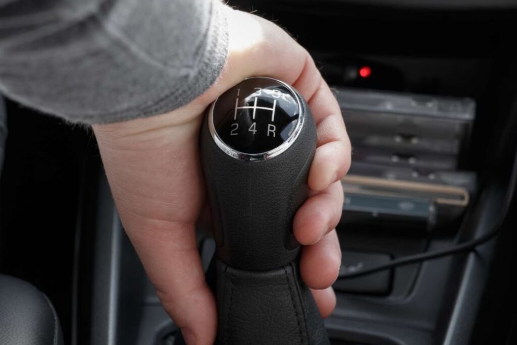 Необычные звуки и рывки: как распознать неисправность коробки передач