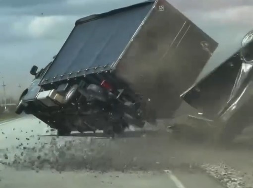 Под Самарой ураганный ветер сдул с дороги «Газель» с прицепом