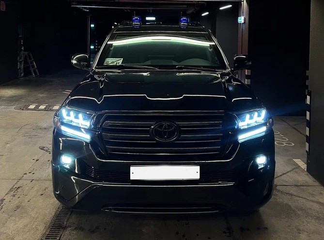 В Москве всего за 9 миллионов рублей продают бронированный Toyota Land Cruiser