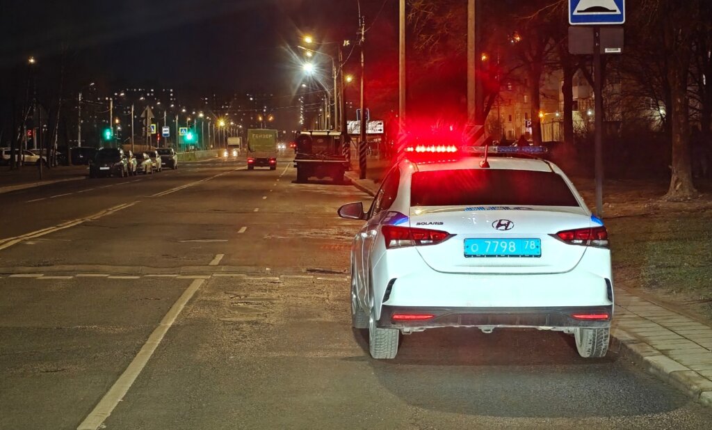 В Красном Селе пьяный водитель столкнулся с попутным автомобилем и пытался скрыться