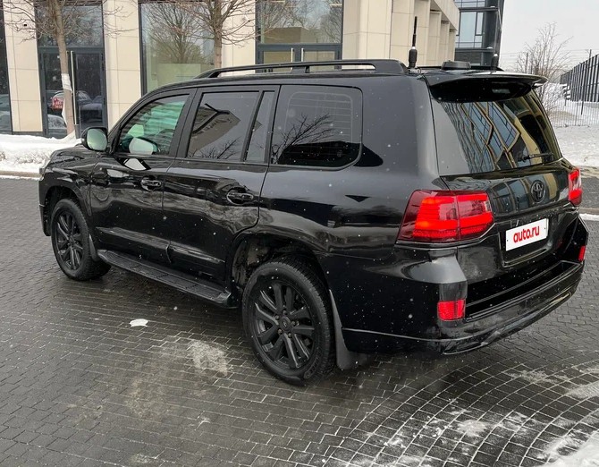 В Москве всего за 9 миллионов рублей продают бронированный Toyota Land Cruiser