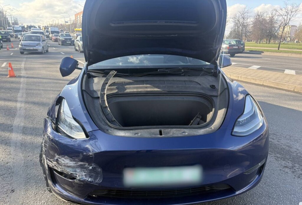 Такси перевернулось от столкновения с электрокаром Tesla в Минске