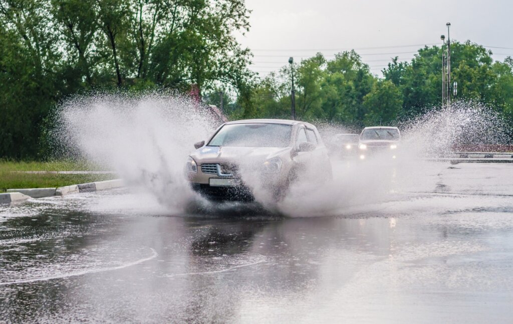 Как безопасно ездить на машине в дождь: руководство по безопасному вождению