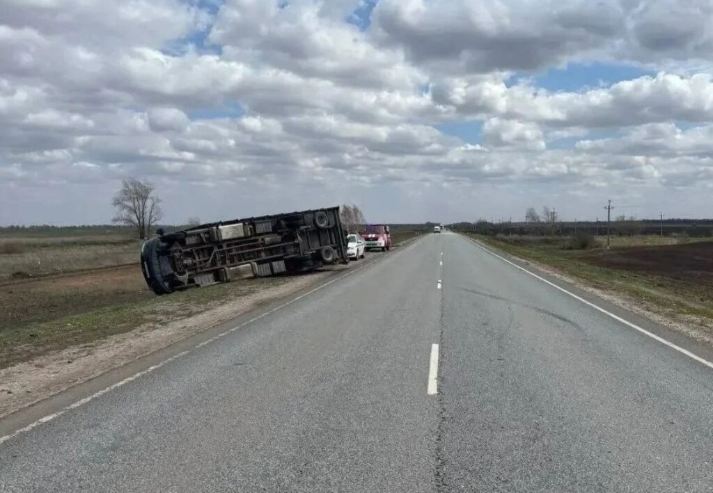 Под Самарой ураганный ветер сдул с дороги «Газель» с прицепом