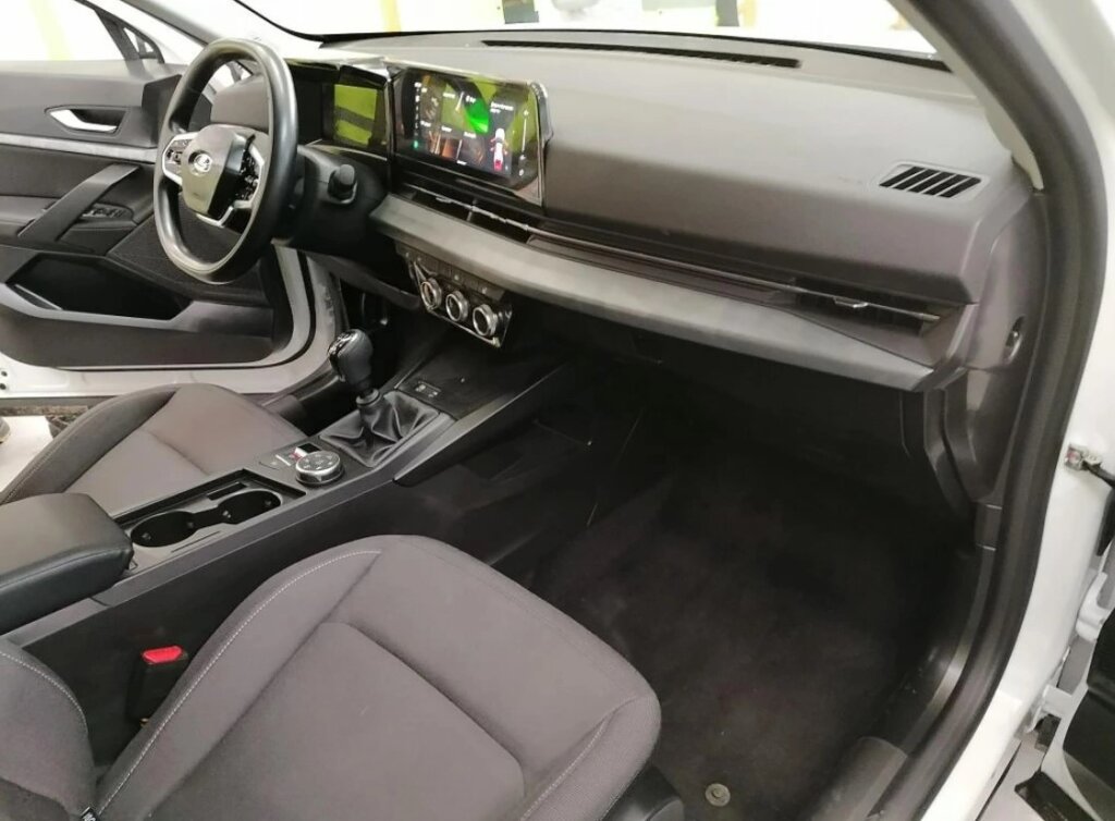 Появились фото кроссовера «Лада Азимут» в базовой комплектации