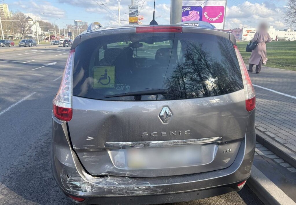 Такси перевернулось от столкновения с электрокаром Tesla в Минске