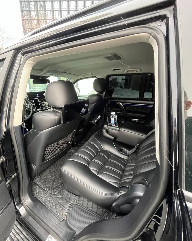 В Москве всего за 9 миллионов рублей продают бронированный Toyota Land Cruiser