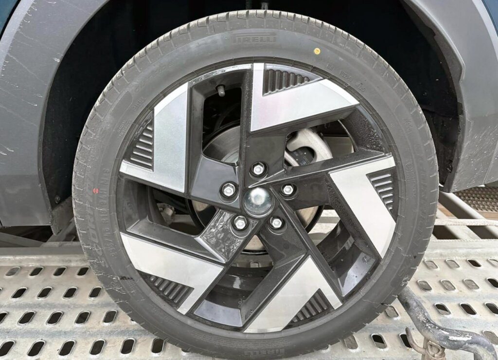 Новый Lada Azimut впервые сфотографировали вживую