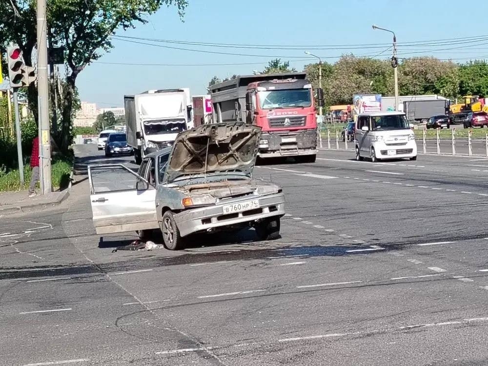 В Челябинске мотоциклист проехал на красный и погиб в ДТП