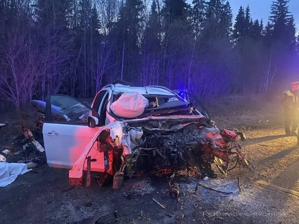 Ford и Audi лоб в лоб столкнулись на трассе в Удмуртии