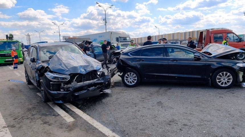 Грузовик без тормозов протаранил 14 автомобилей на МКАД
