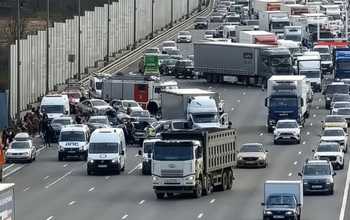 Грузовик без тормозов протаранил 14 автомобилей на МКАД