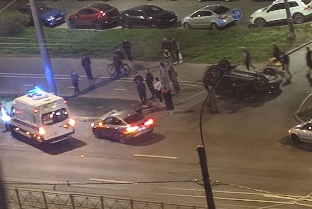 Nissan перевернулся в результате ДТП на проспекте Большевиков в Санкт-Петербурге