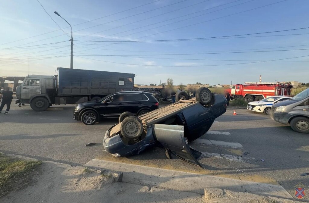 «Отказали тормоза»: два грузовика столкнулись на улице Лазоревой в Волгограде