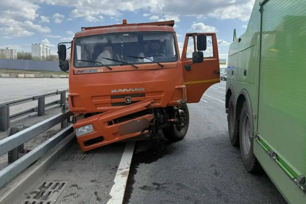 Грузовик без тормозов протаранил 14 автомобилей на МКАД