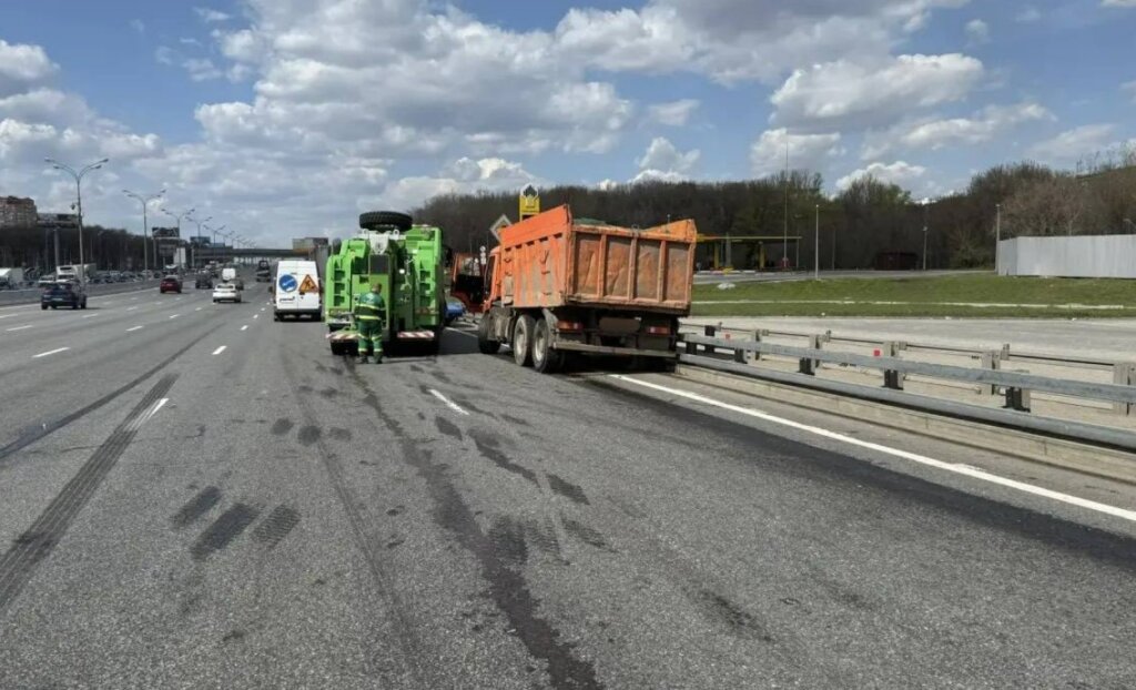 Грузовик без тормозов протаранил 14 автомобилей на МКАД
