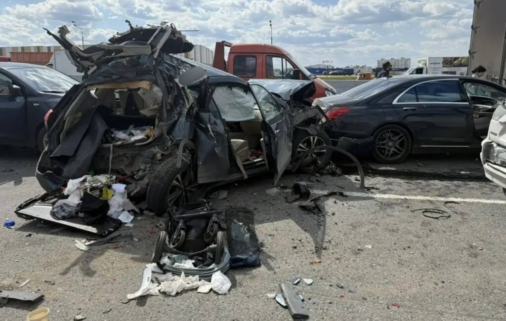 Грузовик без тормозов протаранил 14 автомобилей на МКАД