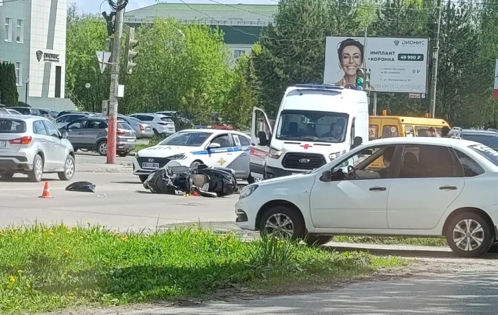 Внедорожник и мотоцикл столкнулись на перекрестке в Муроме