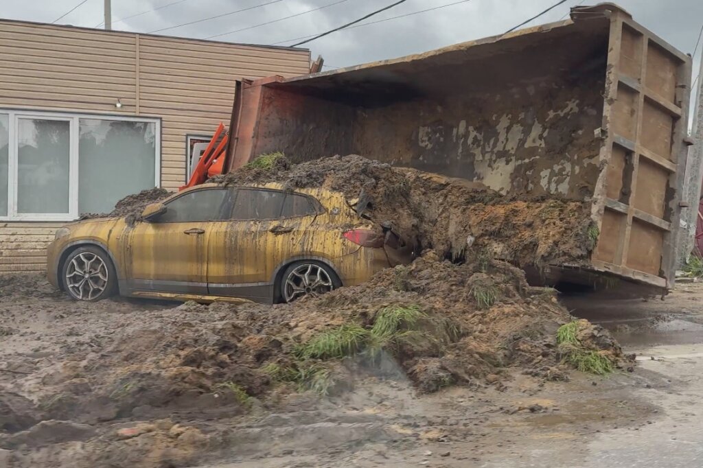 В Ленобласти грузовик завалил навозом припаркованный BMW
