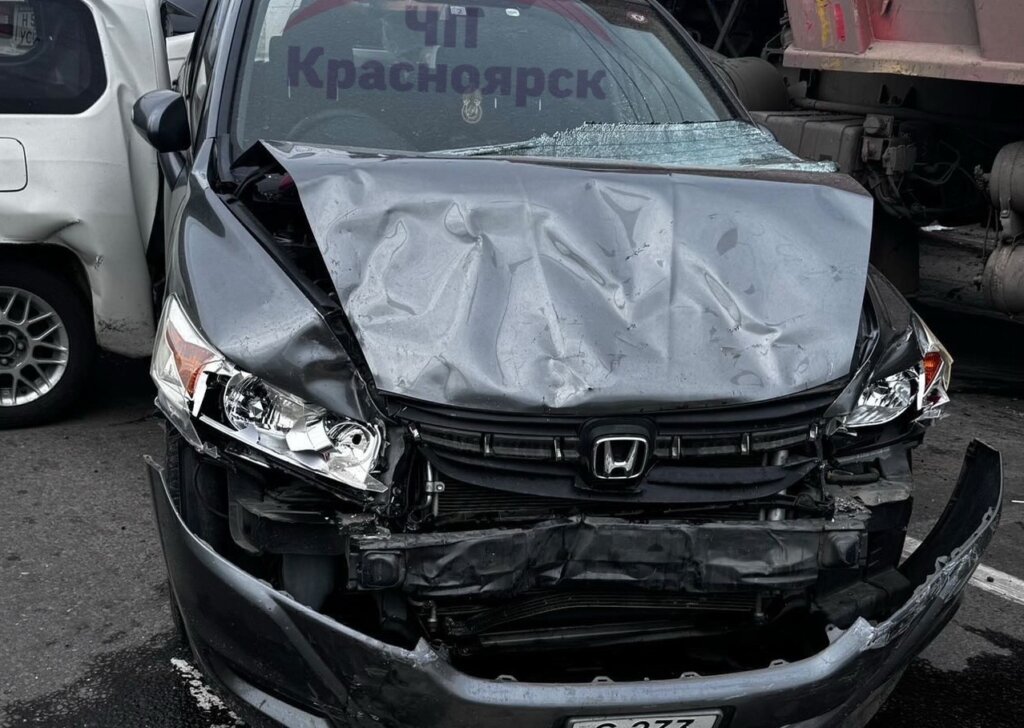 10 автомобилей столкнулись на улице Пограничников в Красноярске